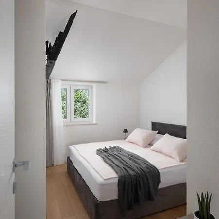 By The Sea Pasadur, - 24472 *