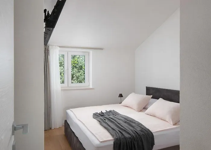 By The Sea Pasadur, - 24472 *